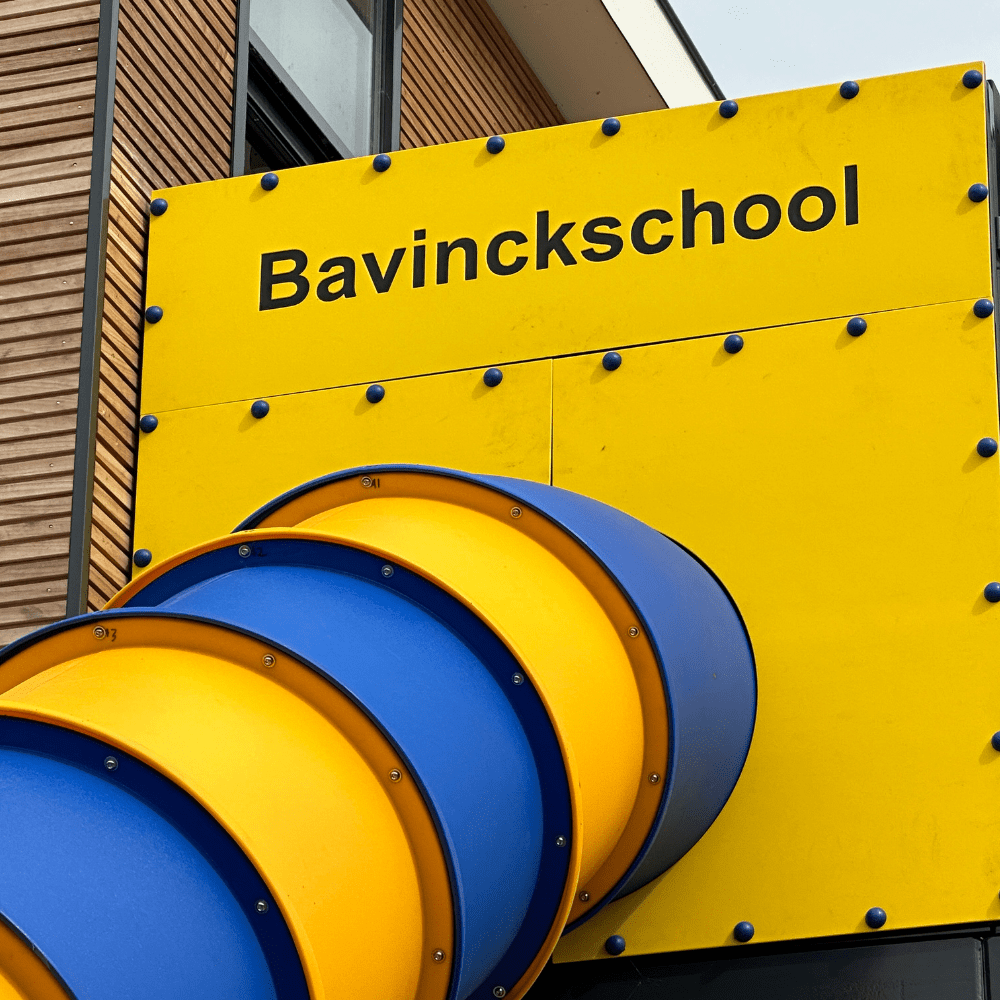 Glijbaan vanaf eerste verdieping schoolgebouw naar het schoolplein