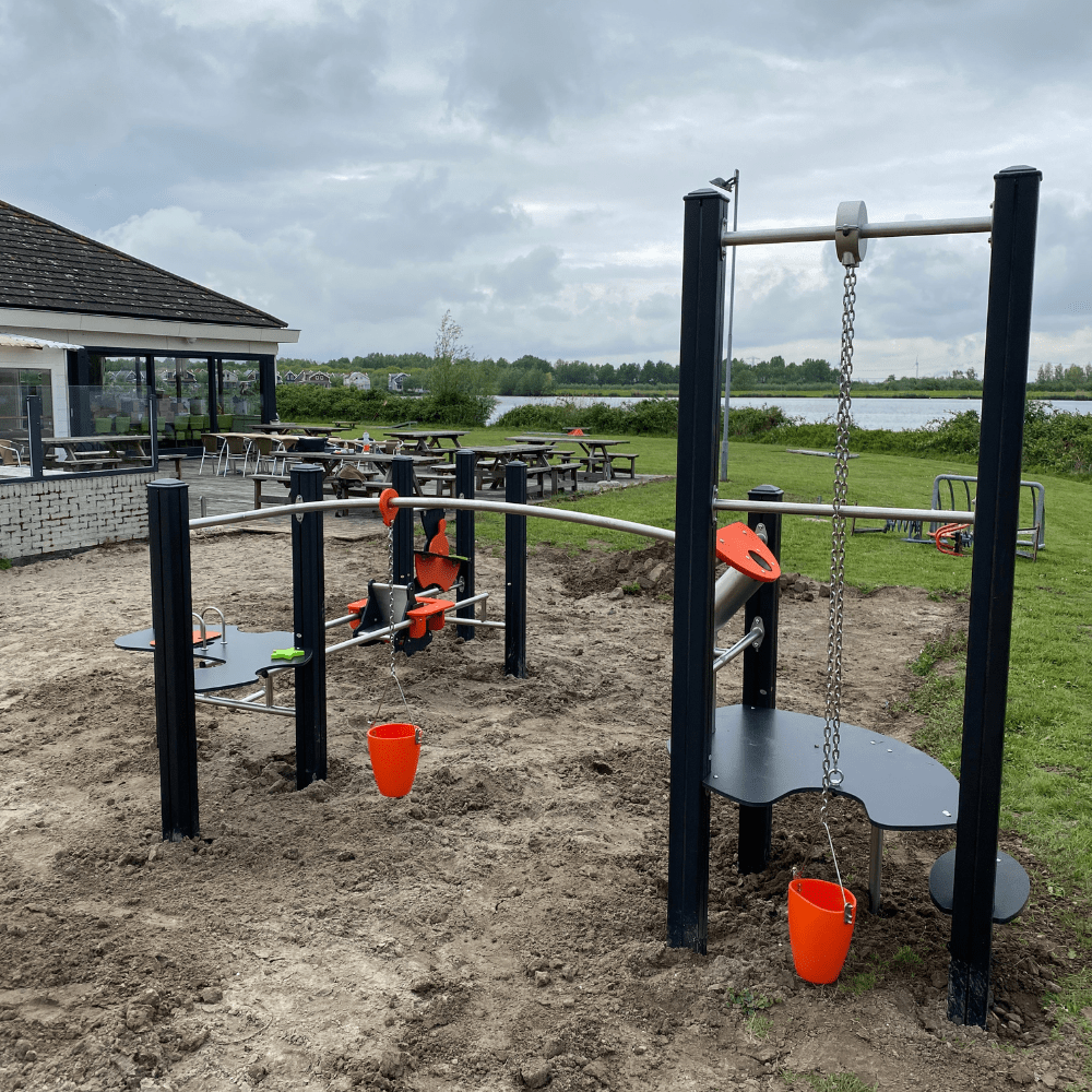 zandspeeltoestel bij Pannenkoekenbakker Zuidland in Simonshaven