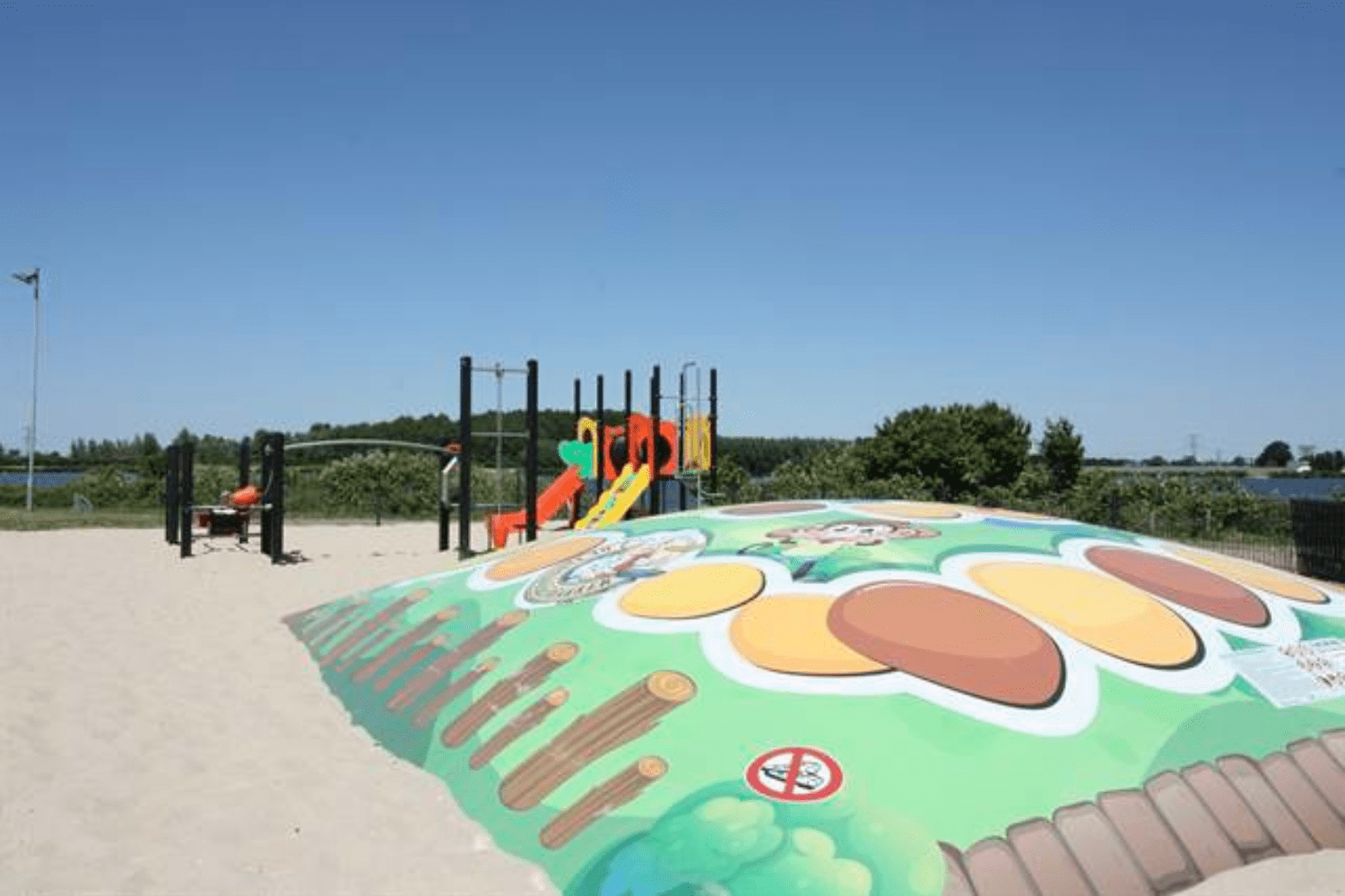 zandspeeltoestel en speeltoren bij Pannenkoekenbakker Zuidland in Simonshaven