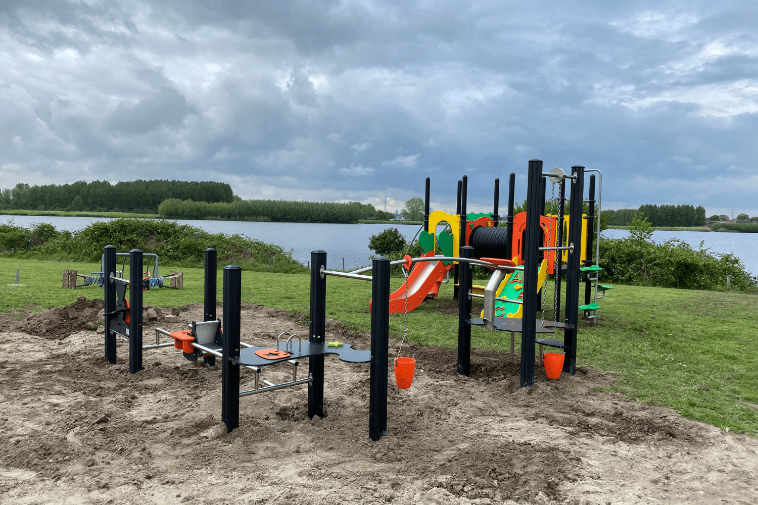 zandspeeltoestel en speeltoren bij Pannenkoekenbakker Zuidland in Simonshaven