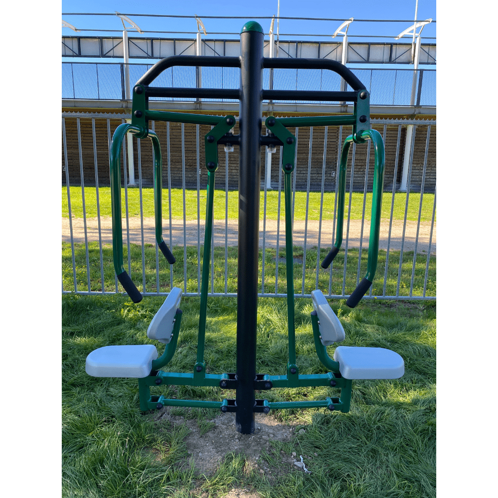 chest press in beweegtuin met outdoor fitnesstoestellen bij SC Barbaros in Hengelo