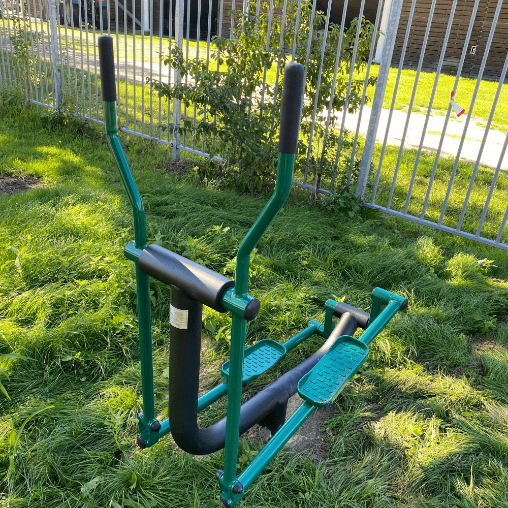 crosstrainer in beweegtuin met outdoor fitnesstoestellen bij SC Barbaros in Hengelo