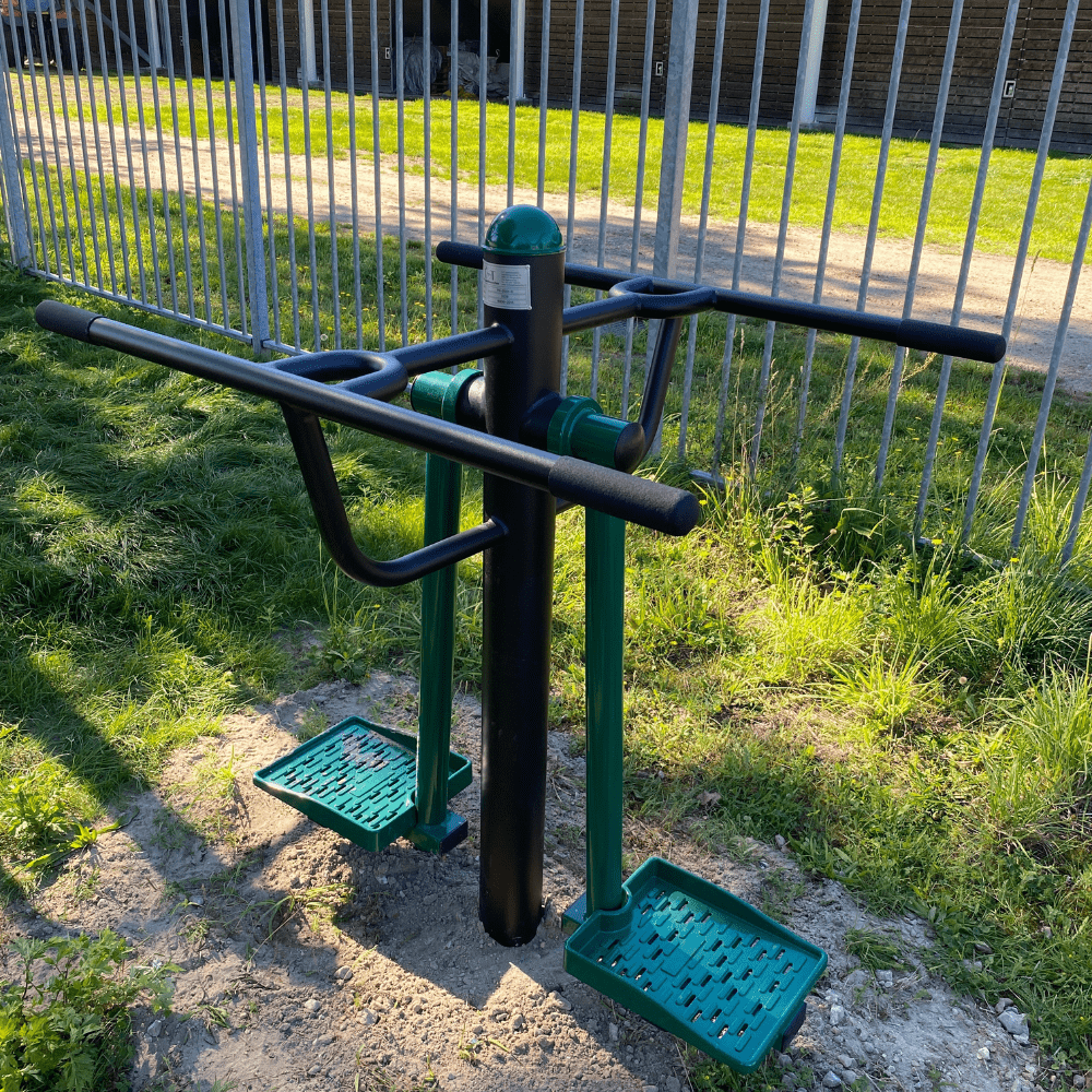 dubbele heupswing in beweegtuin met outdoor fitnesstoestellen bij SC Barbaros in Hengelo