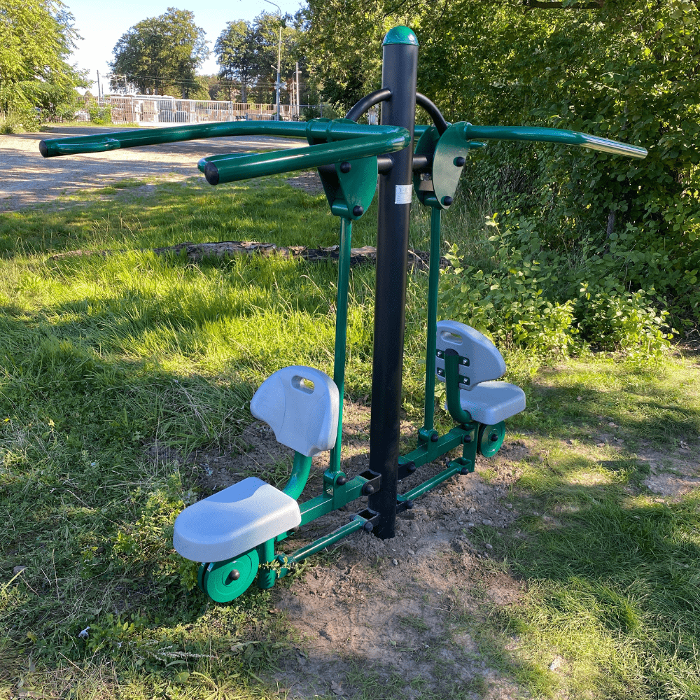 latt pull down in beweegtuin met outdoor fitnesstoestellen bij SC Barbaros in Hengelo