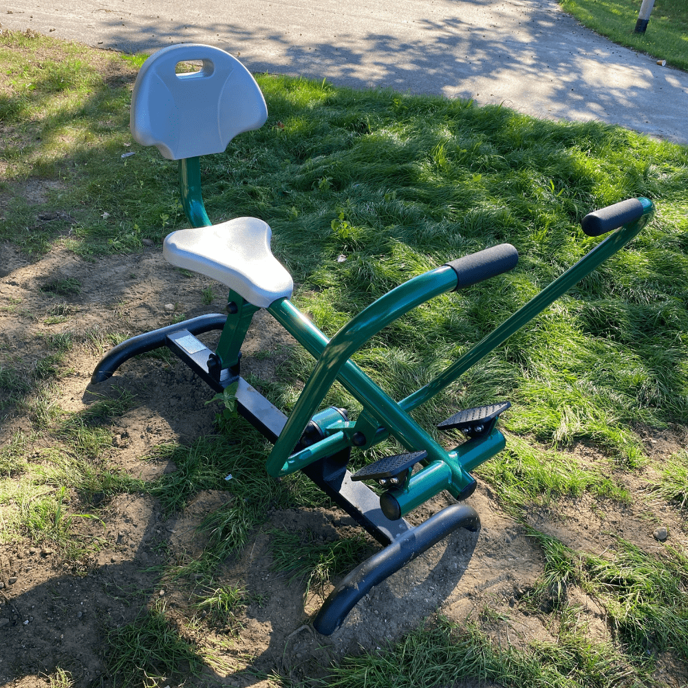 roeimachine in beweegtuin met outdoor fitnesstoestellen bij SC Barbaros in Hengelo