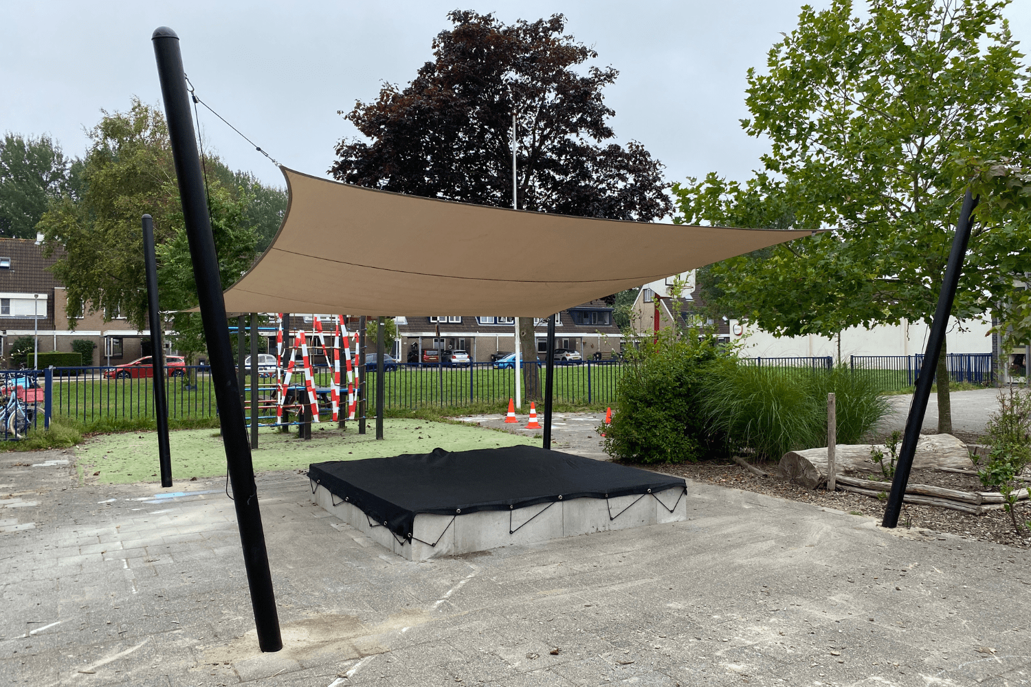 zandbak met schaduwdoek bij OBS De Tovertoren in Hoofddorp
