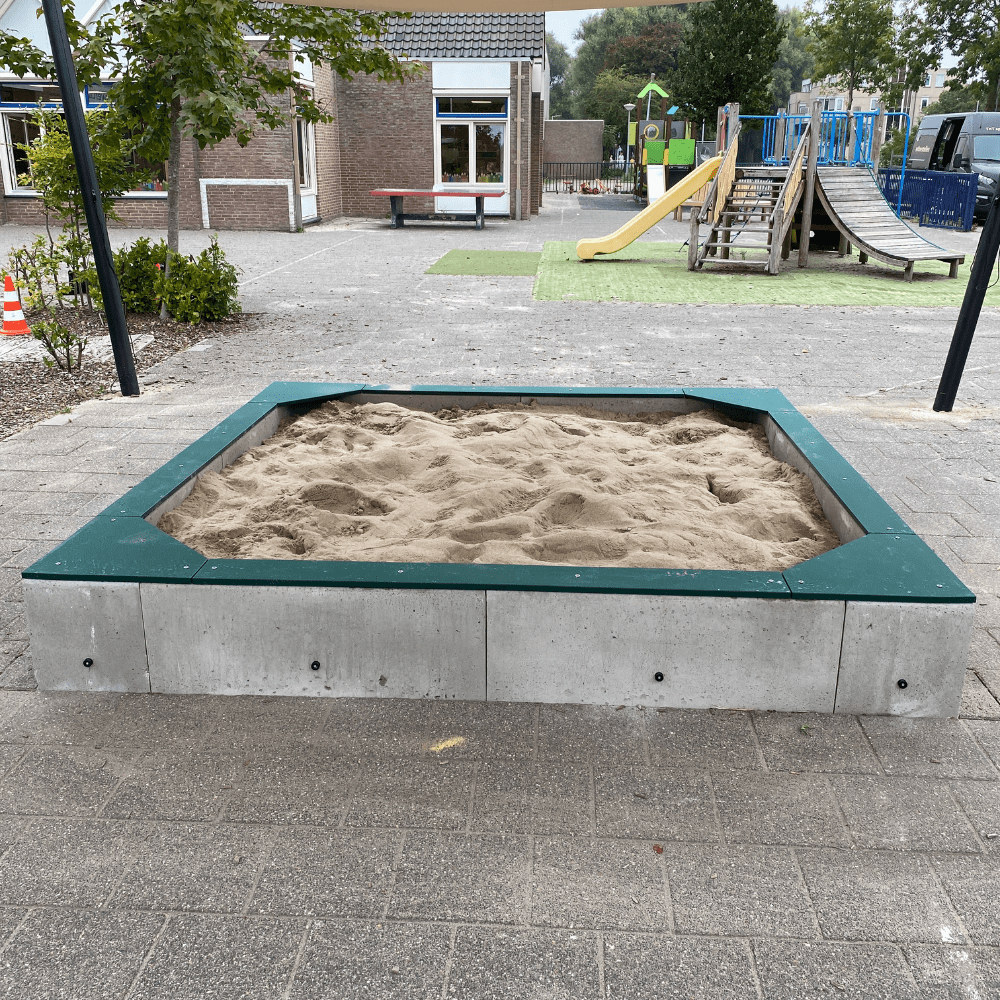 zandbak beton bij OBS De Tovertoren in Hoofddorp