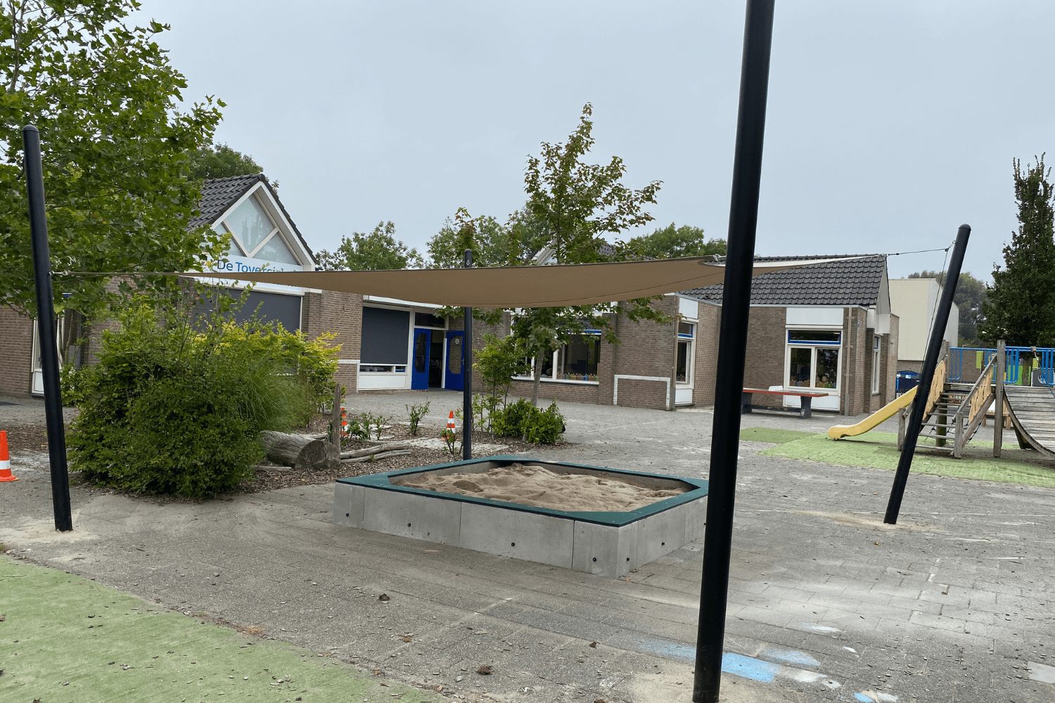 zandbak met schaduwdoek bij OBS De Tovertoren in Hoofddorp