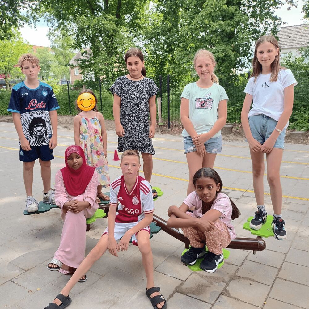 Balanceertoestel op schoolplein basisschool de Kameleon in Goirle