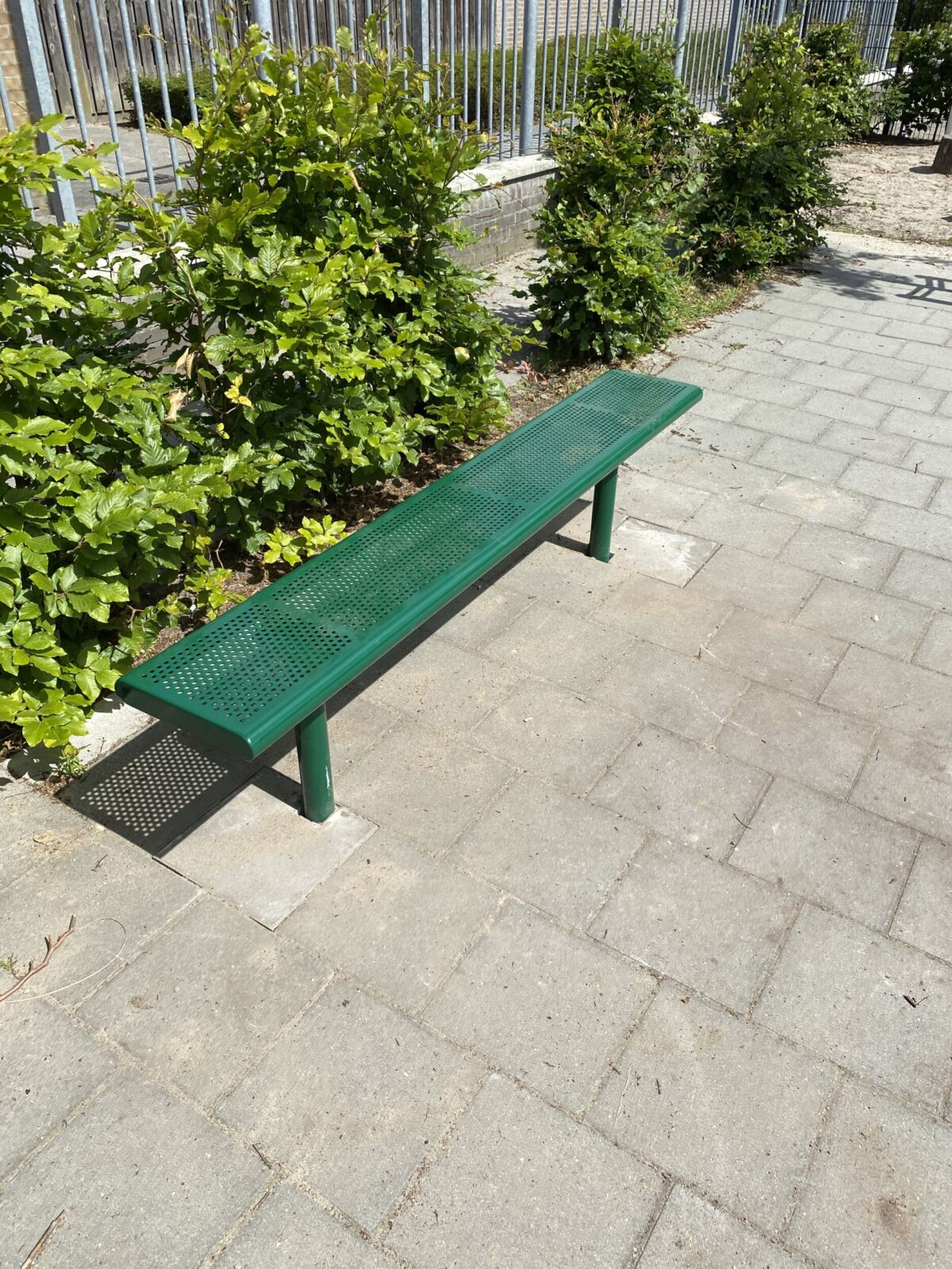 zitbank op schoolplein de Kameleon in Goirle