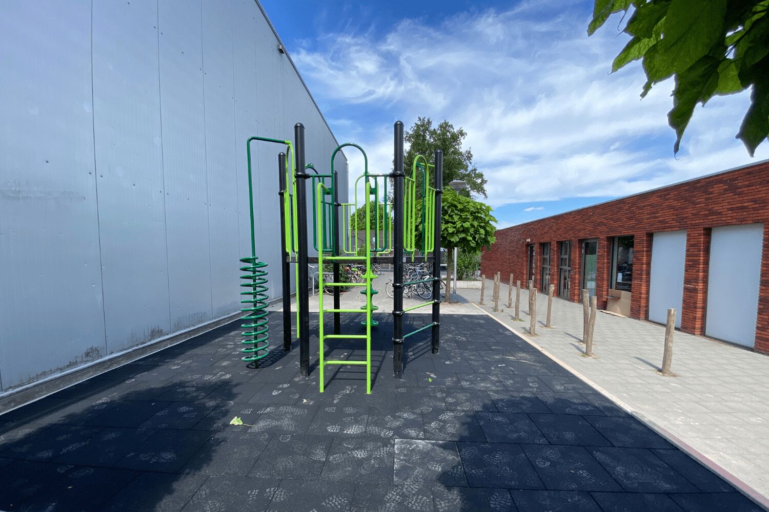 Zelf ontworpen klimtoestel op schoolplein basisschool de Kameleon in Goirle