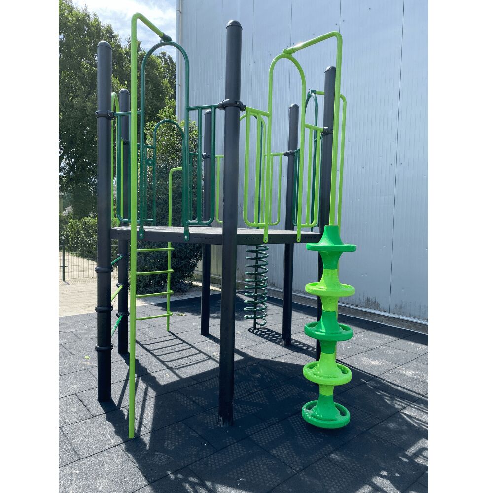 Zelf ontworpen klimtoestel op schoolplein basisschool de Kameleon in Goirle