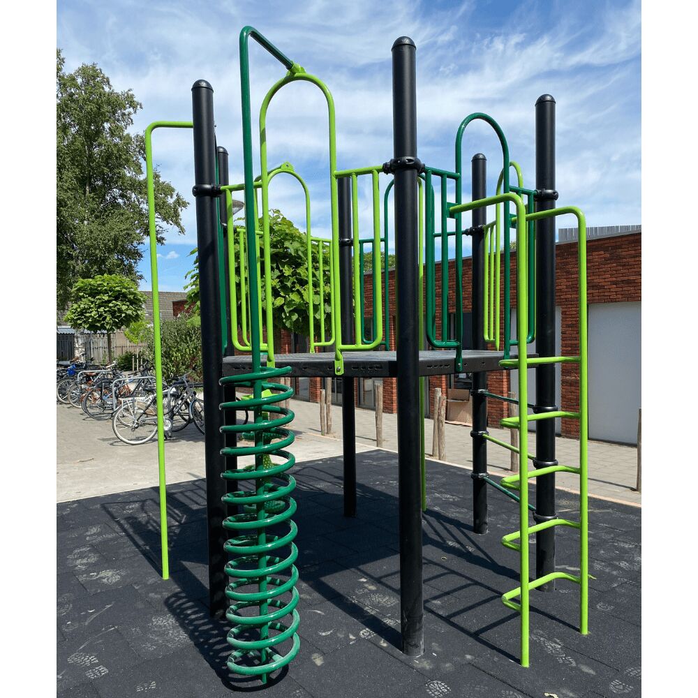 Zelf ontworpen klimtoestel op schoolplein basisschool de Kameleon in Goirle