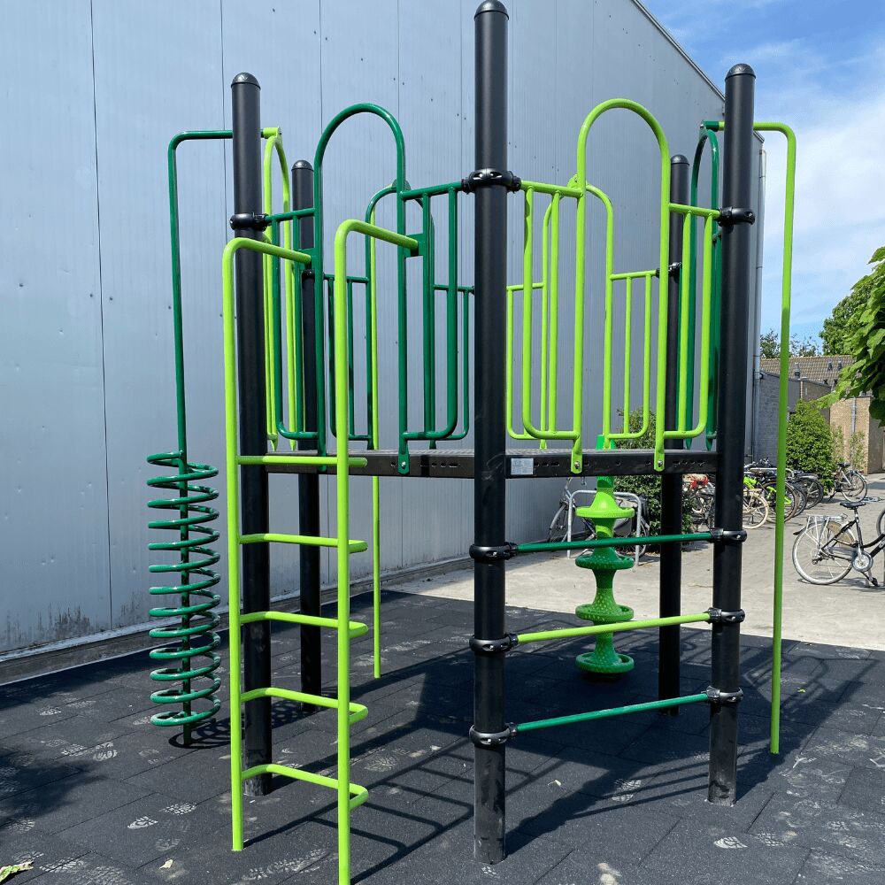 Zelf ontworpen klimtoestel op schoolplein basisschool de Kameleon in Goirle