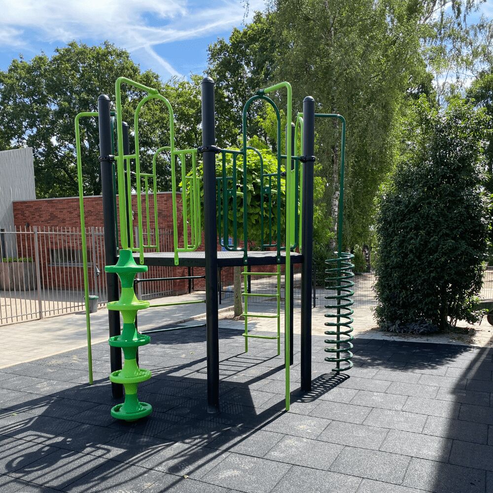 Zelf ontworpen klimtoestel op schoolplein basisschool de Kameleon in Goirle