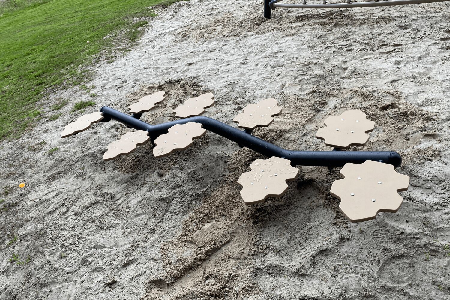 balanceertoestel met bladeren bij b&b De Hof in Haaksbergen