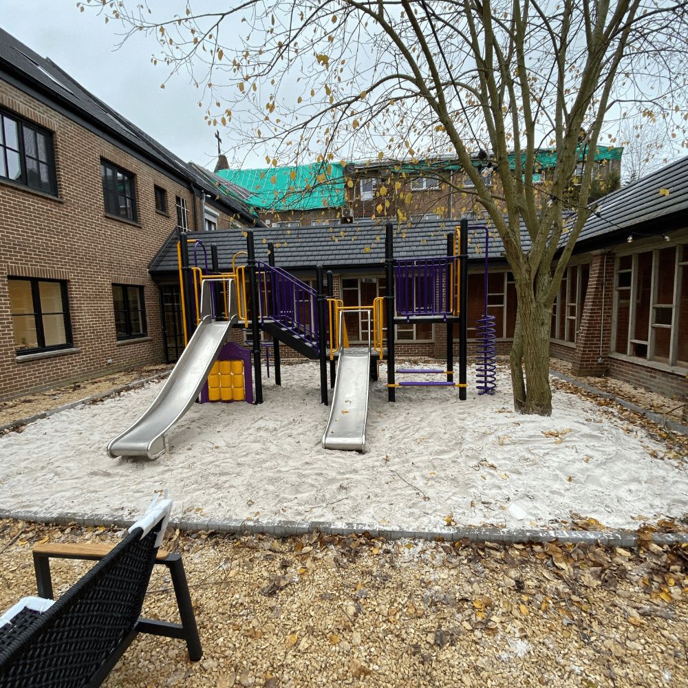 metalen speeltoestel bij groepsaccommodatie 't Klooster in Loonbeek België