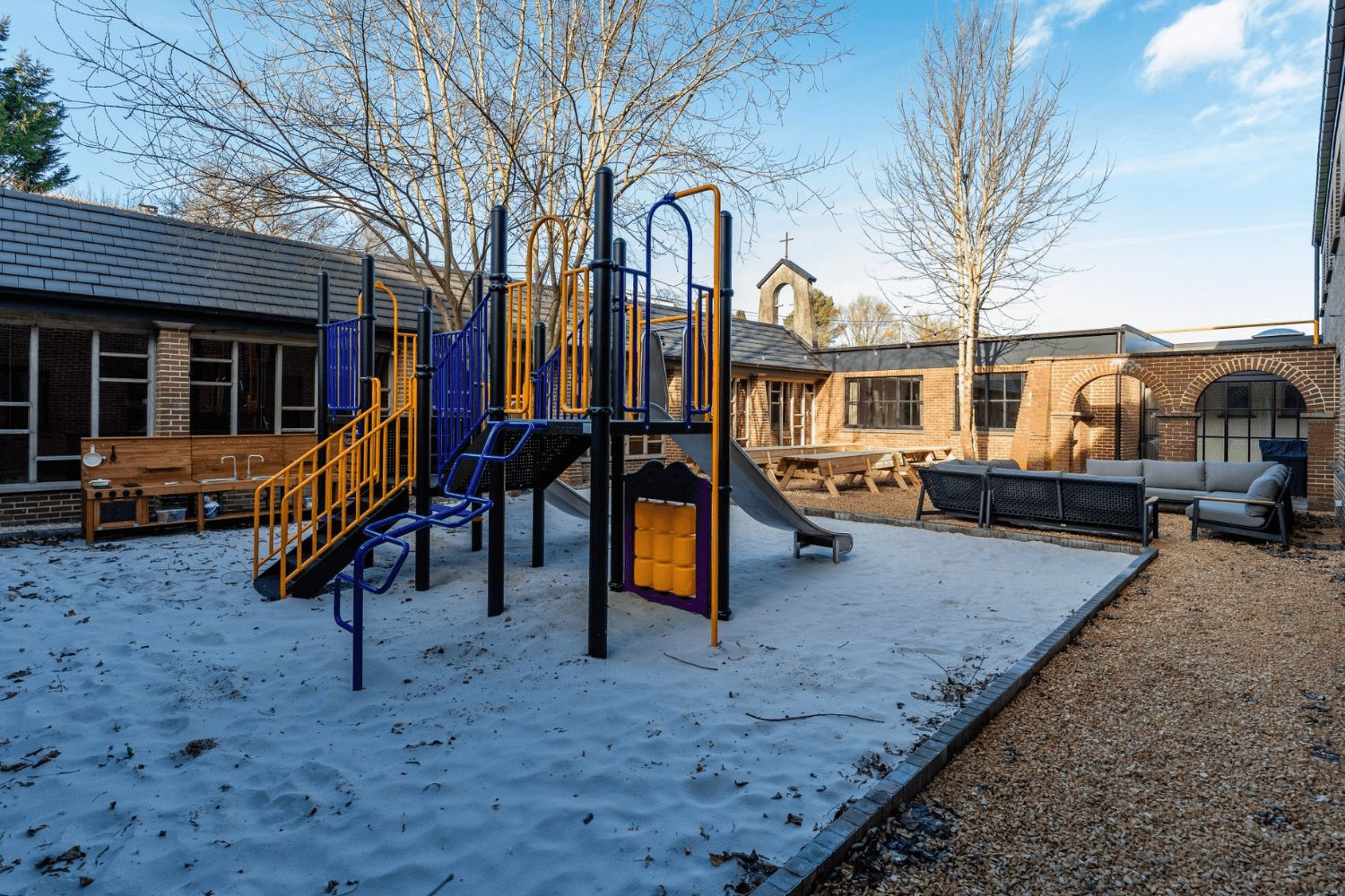 metalen speeltoestel bij groepsaccommodatie 't Klooster in Loonbeek België