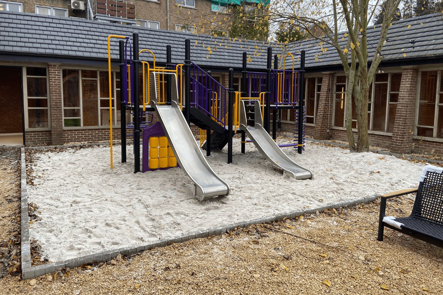 metalen speeltoestel bij groepsaccommodatie 't Klooster in Loonbeek België