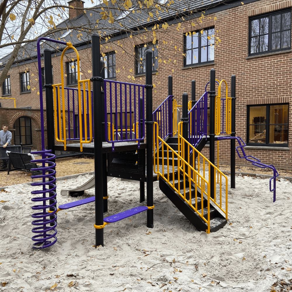 metalen speeltoestel bij groepsaccommodatie 't Klooster in Loonbeek België