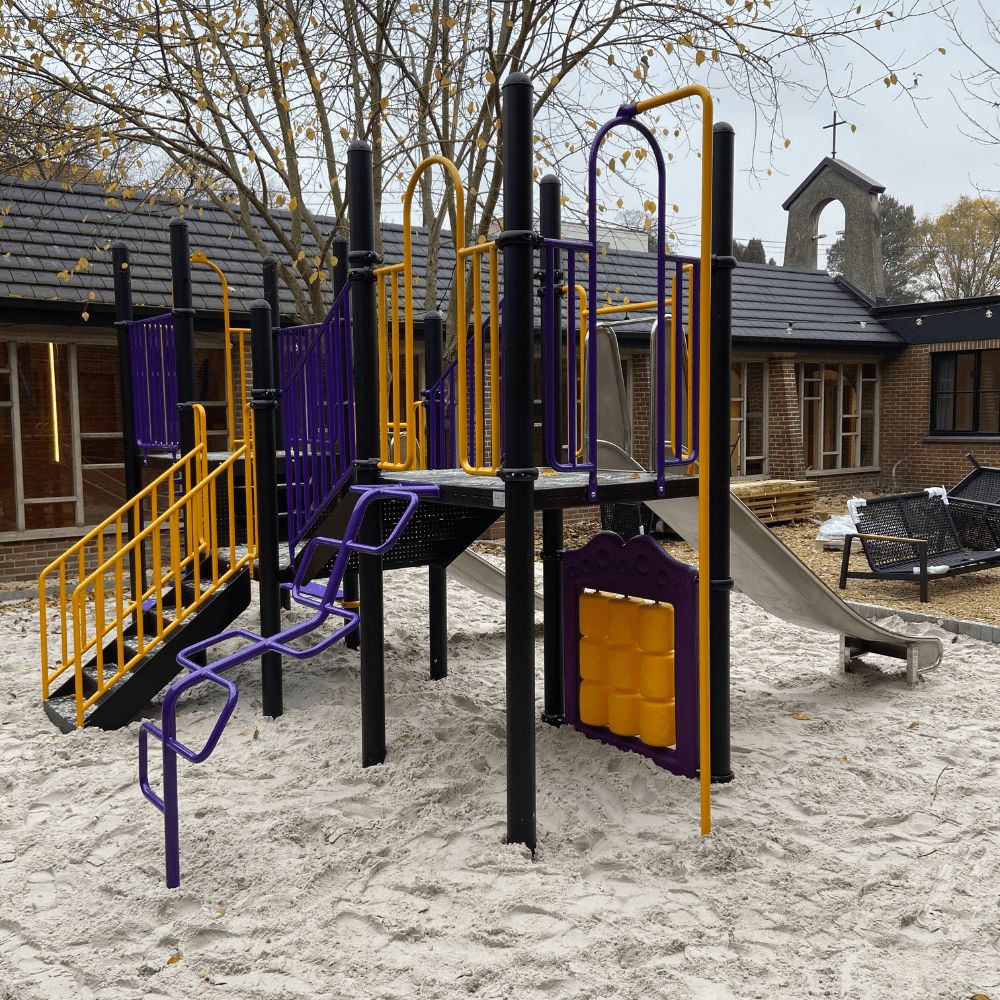 metalen speeltoestel bij groepsaccommodatie 't Klooster in Loonbeek België