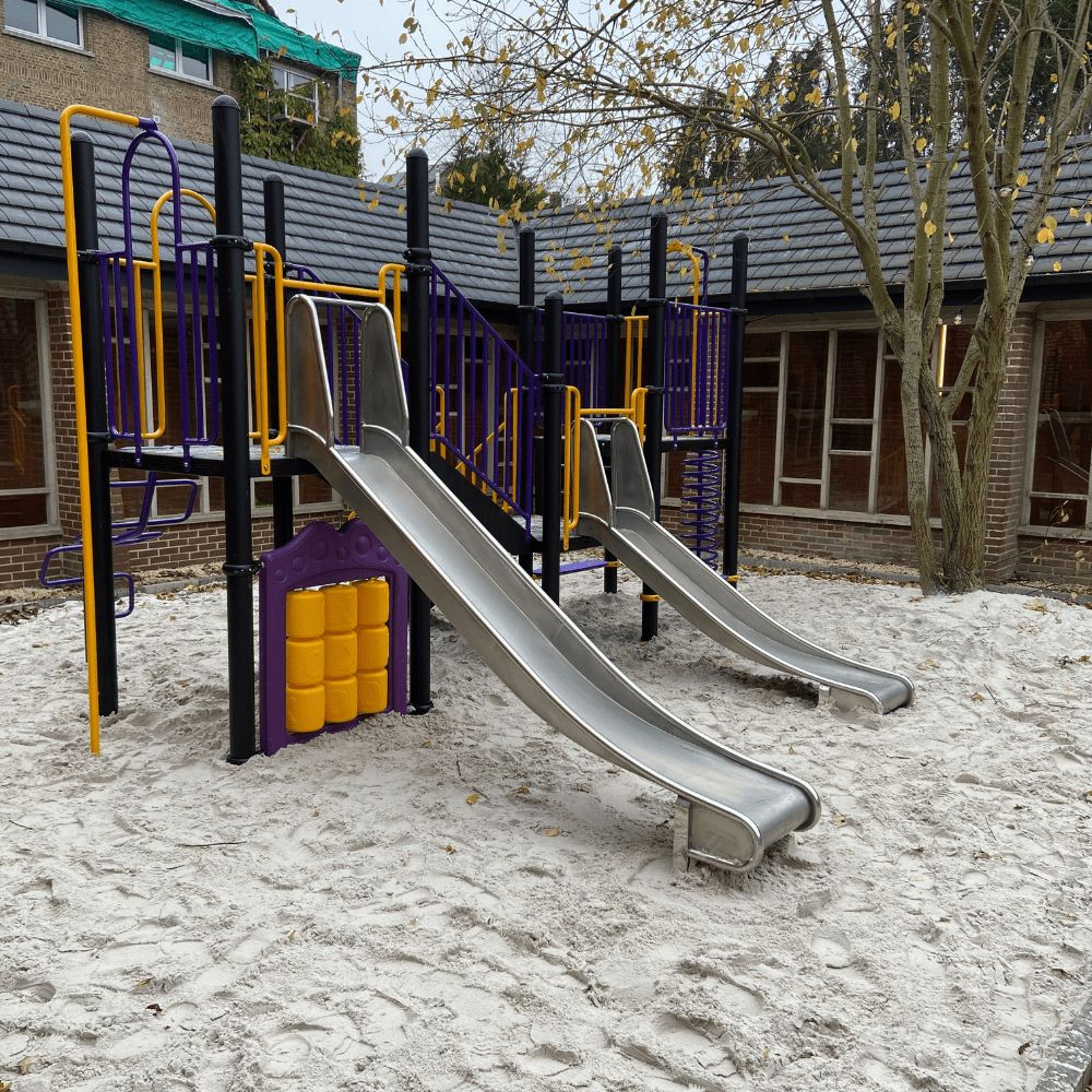 metalen speeltoestel bij groepsaccommodatie 't Klooster in Loonbeek België