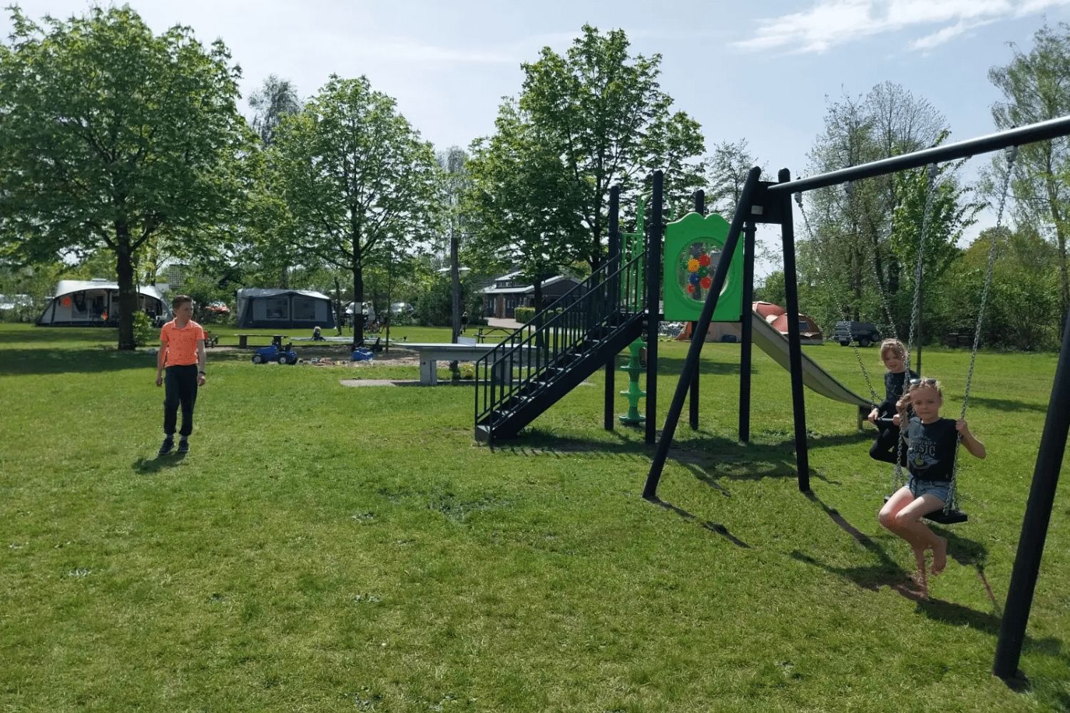 Speeltoestellen op minicamping Weideblik maakt kamperen nog leuker