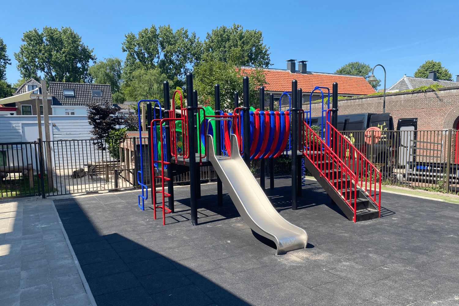 in TnT 3-ontwerper getekend speeltoestel op maat voor Kinderdagcentrum Kind en Zo Ipse de Bruggen in Delft